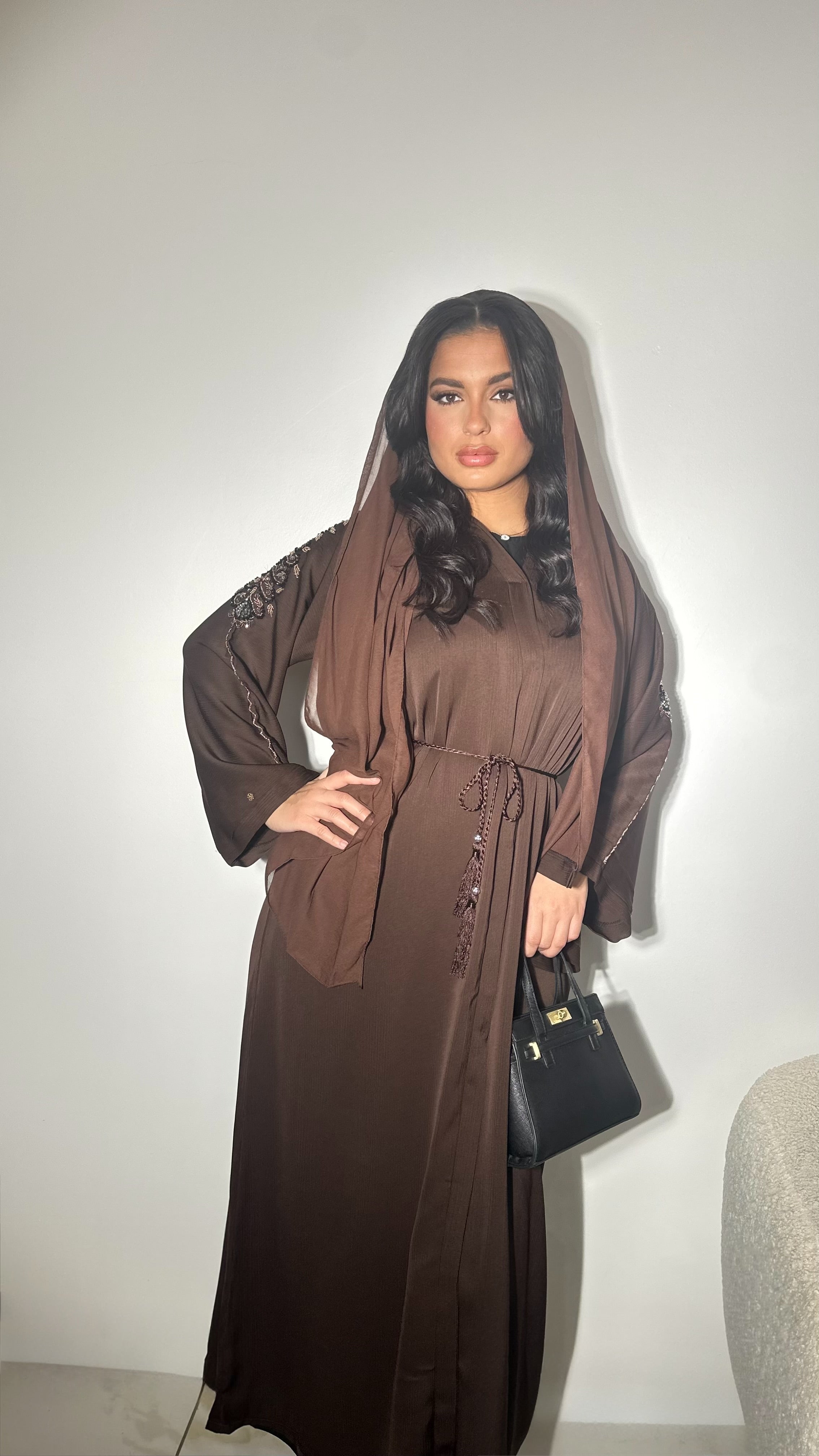 Abaya Kimono Tissu fluide brun Perlage cousu à la main tout le long des deux manches Ornement en perles formant un V délicat dans le dos Voile assorti Confectionnée à Dubaï