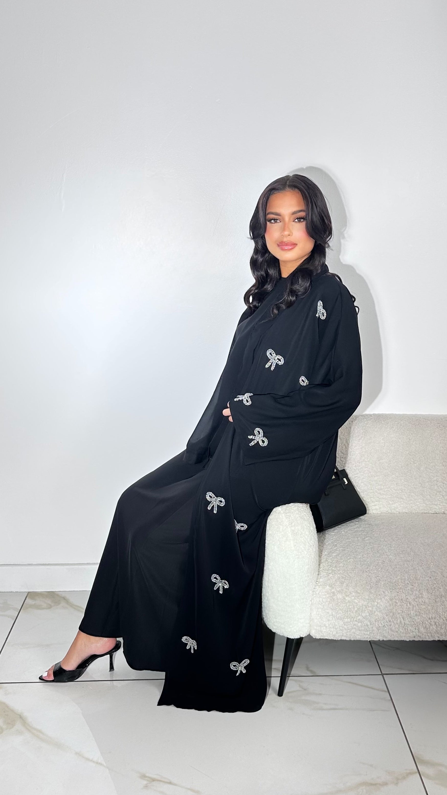 Abaya_Maison_Jawar_Satin_premium_fluide_et_brillant_Noeuds_argent_s_cousus_la_main_sur_tout_le_kimono_Sous_robe_satin_e_incluse_Voile_assorti_Ceinture_ton_sur_ton_Confectionn_e_Dubai
