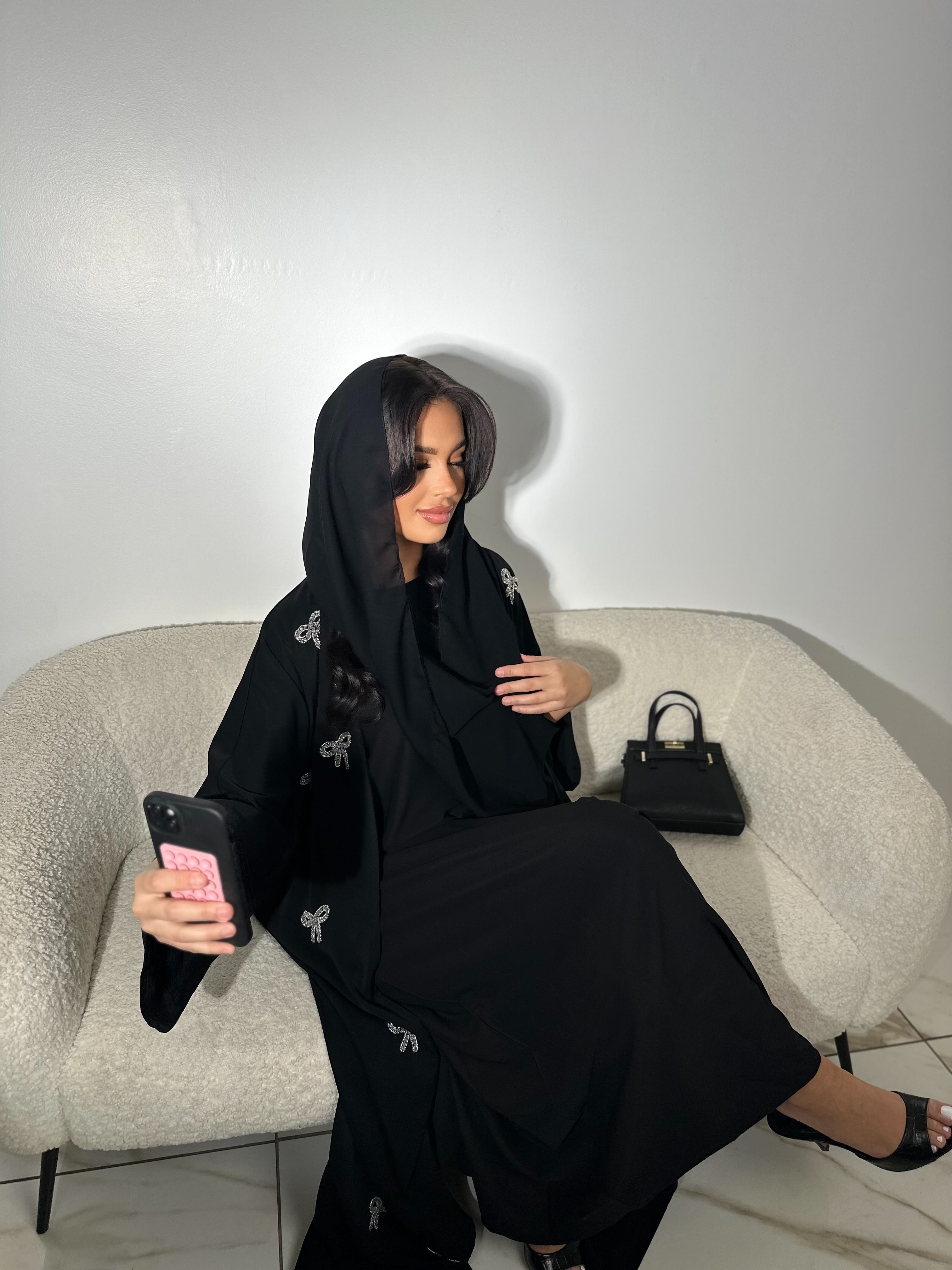 Abaya_Maison_Jawar_Satin_premium_fluide_et_brillant_Noeuds_argent_s_cousus_la_main_sur_tout_le_kimono_Sous_robe_satin_e_incluse_Voile_assorti_Confectionn_e_Duba