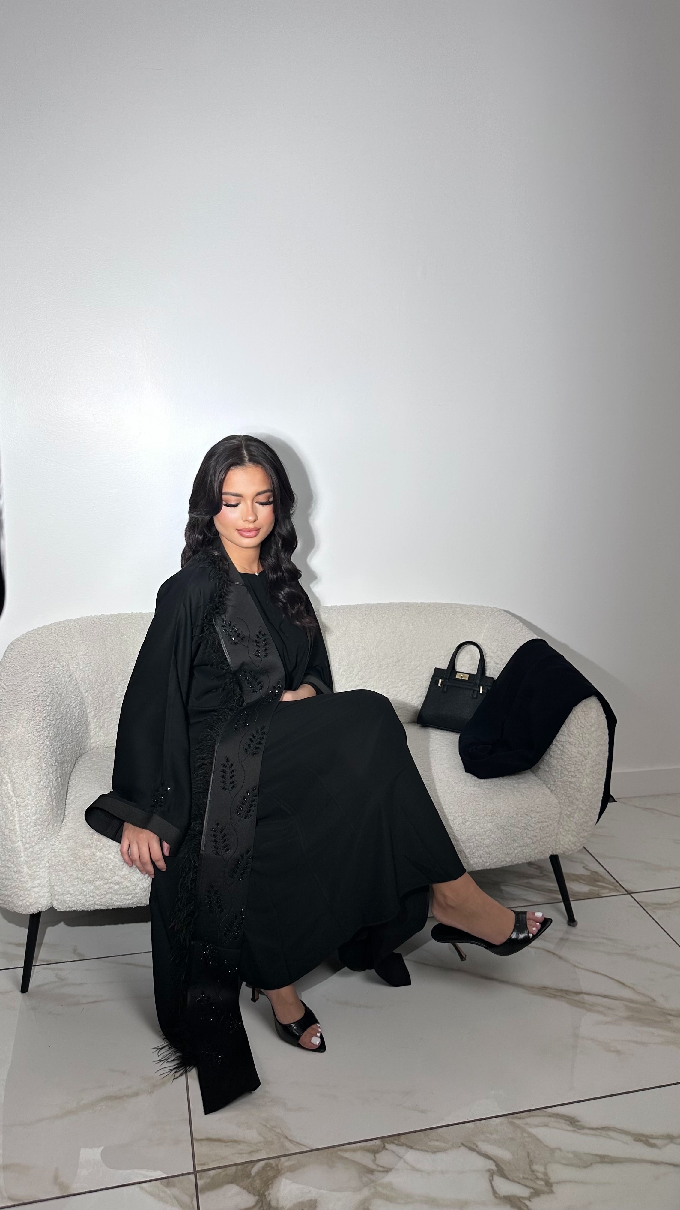 Abaya blazer, tissu premium Motif épi de blé brodés sur le côté droit Plumes délicates,