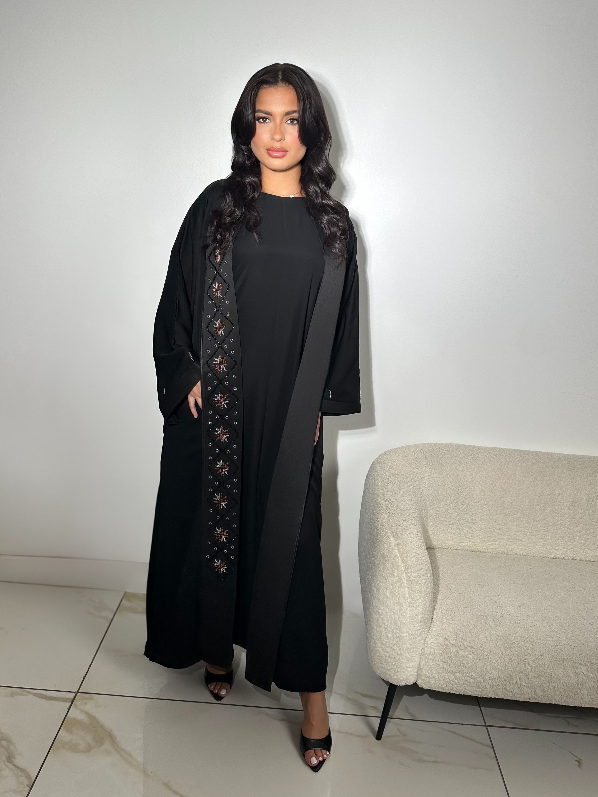 Coupe blazer, soulignée de pliures sur le devant
Strass délicats aux poignets et le long des plis
Sous-robe assortie incluse
Voile intégré
Confectionnée à Dubaï Abaya Kimono