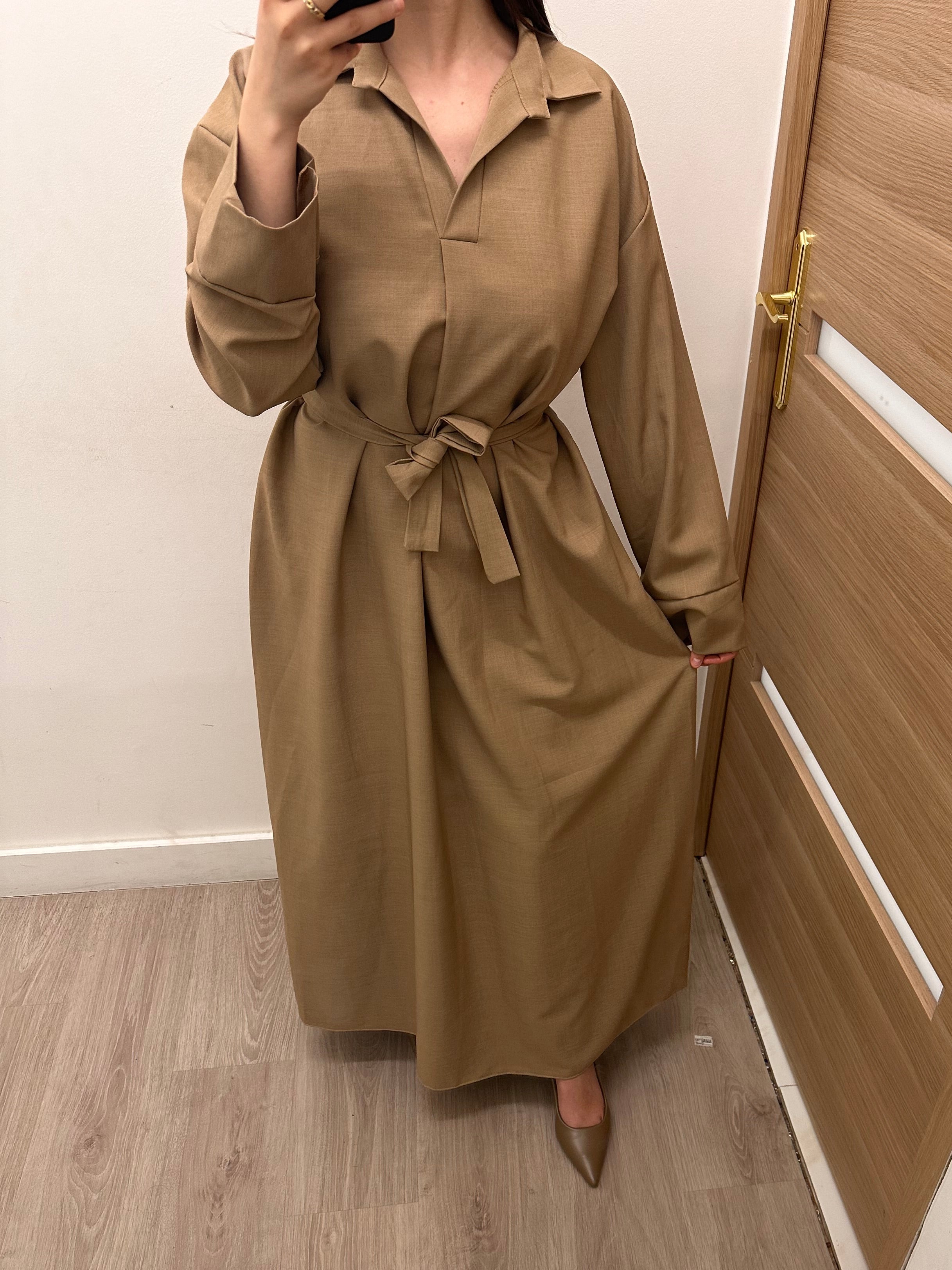 Taille Unique Robe longue Manches longues Ceinture à la taille Col en V Couleur : Camel Mesure mannequin : 1.60m