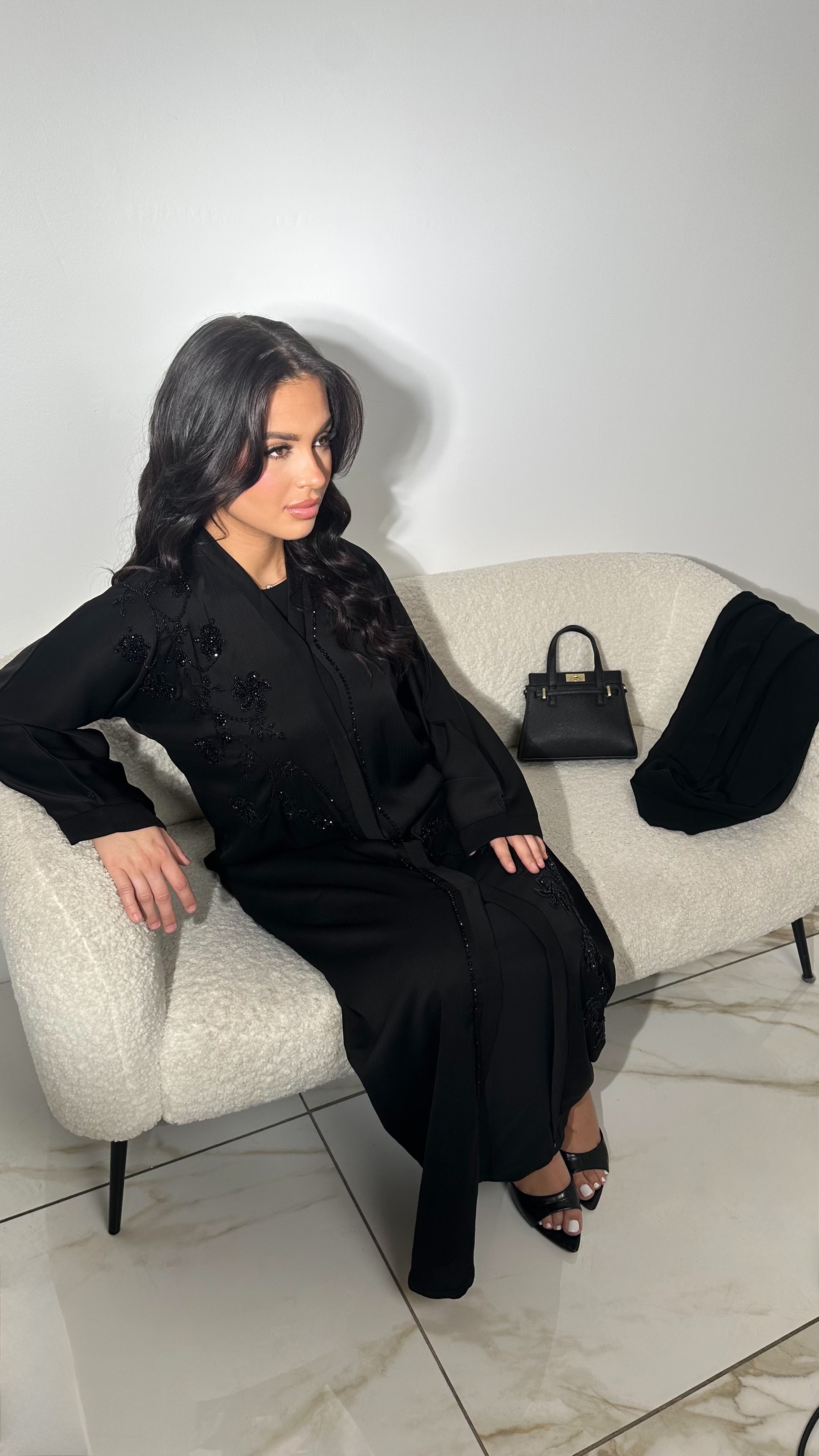 Tissu fluide au tombé structuré
Manches brodées de fleurs, finement travaillées
Détail en V dans le dos, orné de pampilles pour un jeu de mouvement subtil
Sous-robe assortie incluse
Ceinture ton sur ton
Voile intégré
Confectionnée à Dubaï