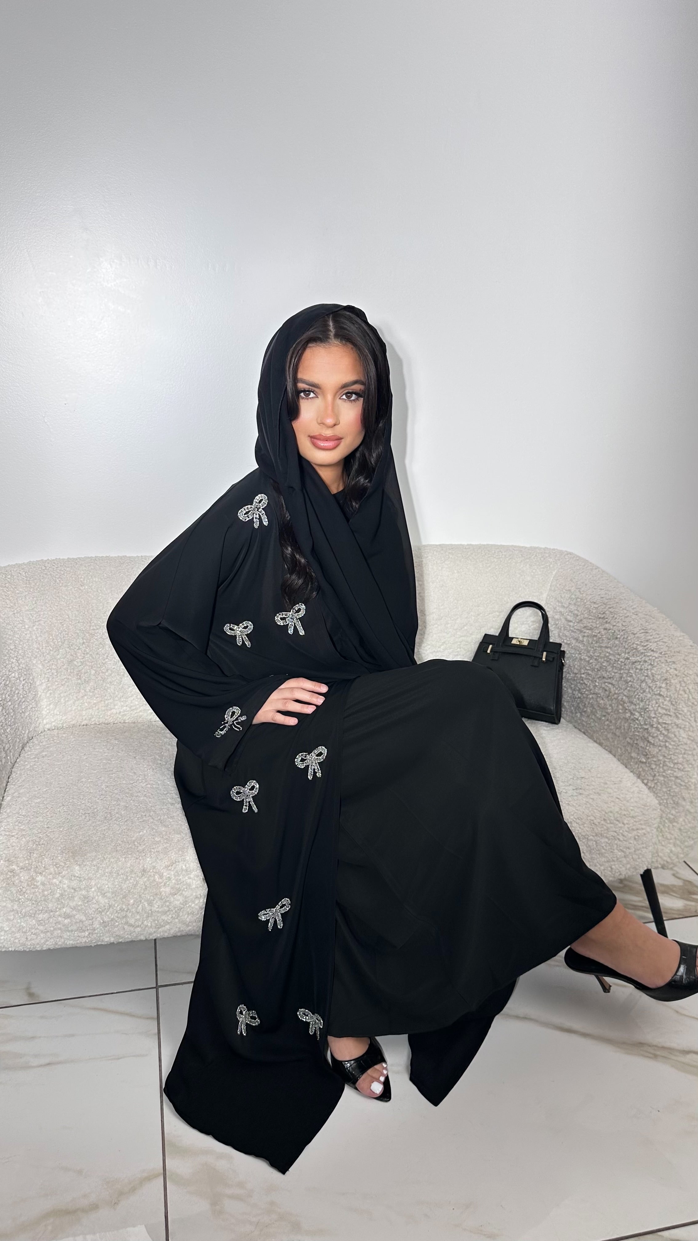 Abaya_Maison_Jawar_Satin_premium_fluide_et_brillant_Noeuds_argent_s_cousus_la_main_sur_tout_le_kimono_avec_Sous_robe_satin_e_incluse_Voile_assorti_Ceinture_ton_sur_ton_Confectionn_e_Duba