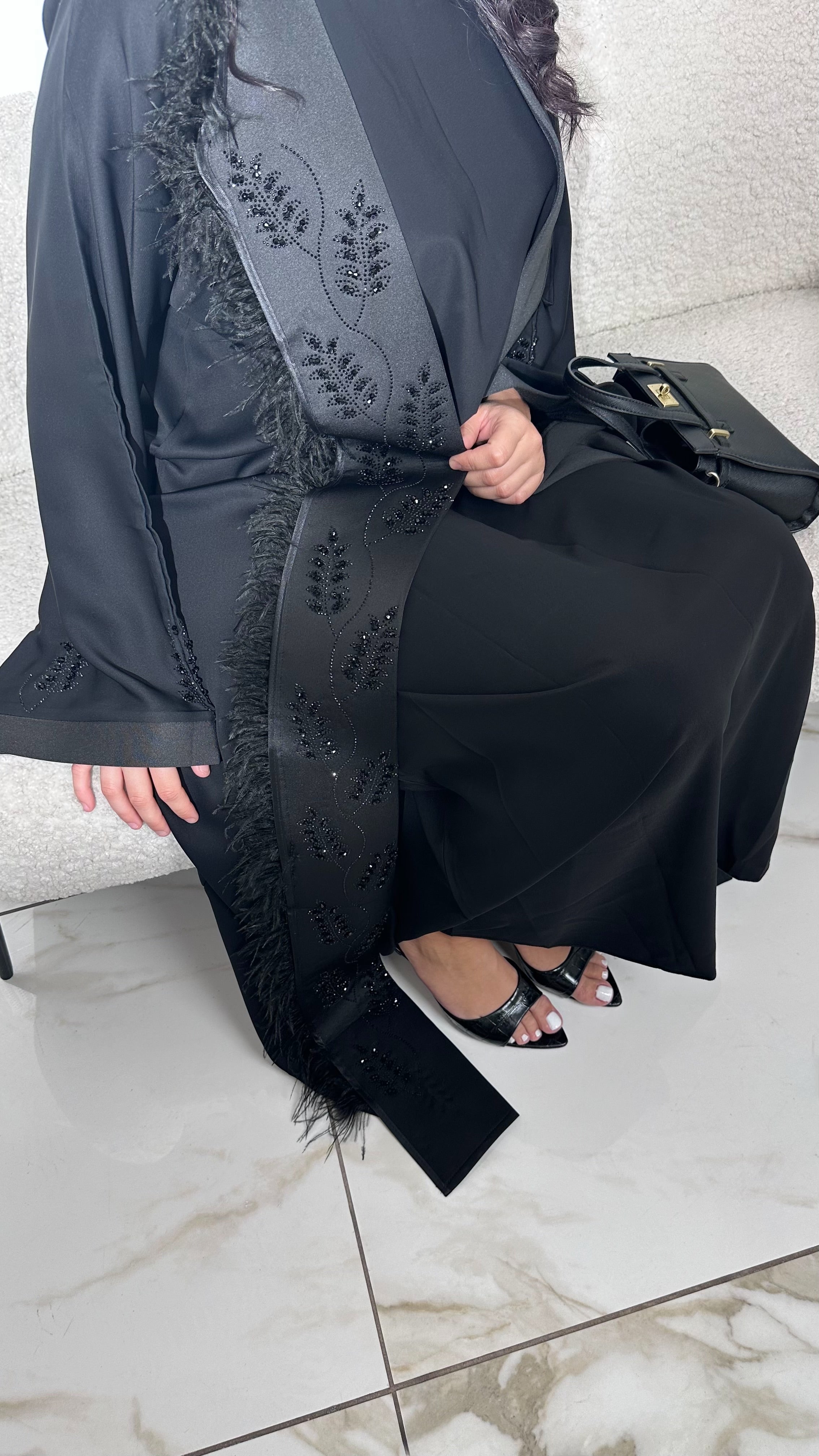 Coupe blazer, tissu premium Motif épi de blé brodés sur le côté droit Plumes délicates, placées avec subtilité Sous-robe et voile assortis inclus Confectionnée à Dubaï abaya