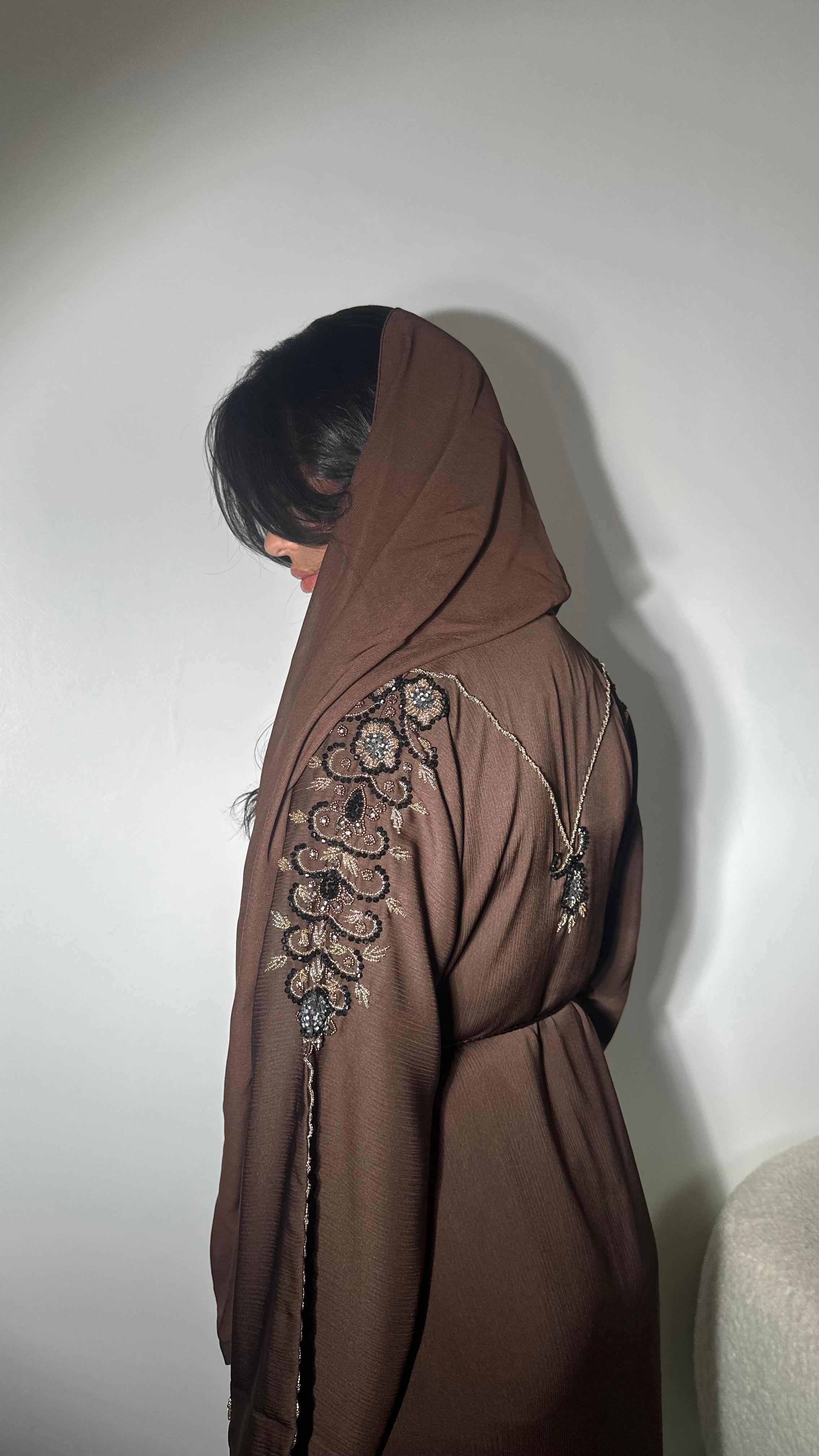 Kimono Tissu fluide brun Perlage cousu à la main tout le long des deux manches Ornement en perles formant un V délicat dans le dos Voile assorti Confectionnée à Dubaï