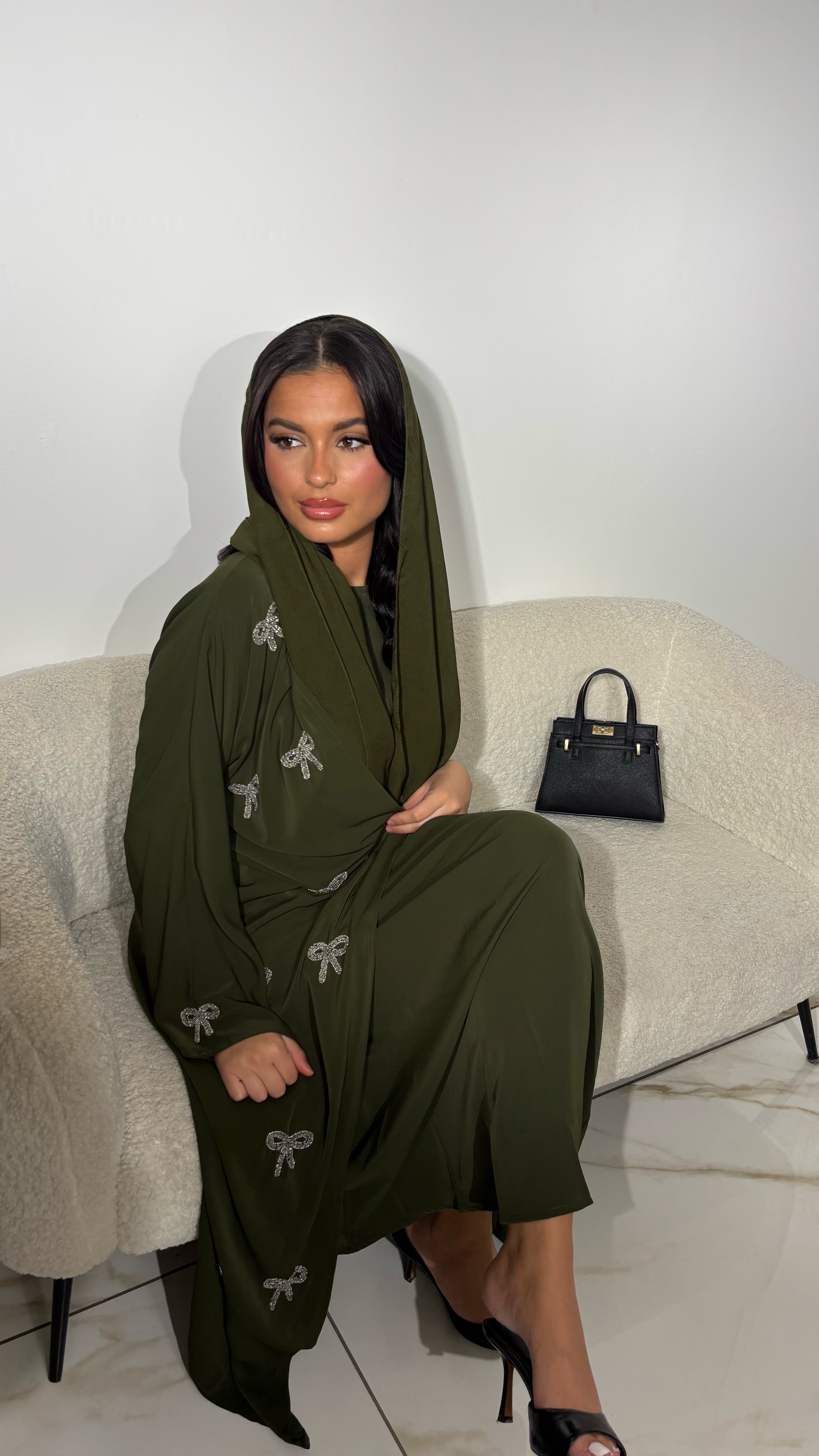 Satin premium, fluide et brillant
Noeuds argentés cousus à la main sur tout le kimono
Sous robe satinée incluse
Voile assorti
Ceinture ton sur ton
Confectionnée à Dubaï Abaya