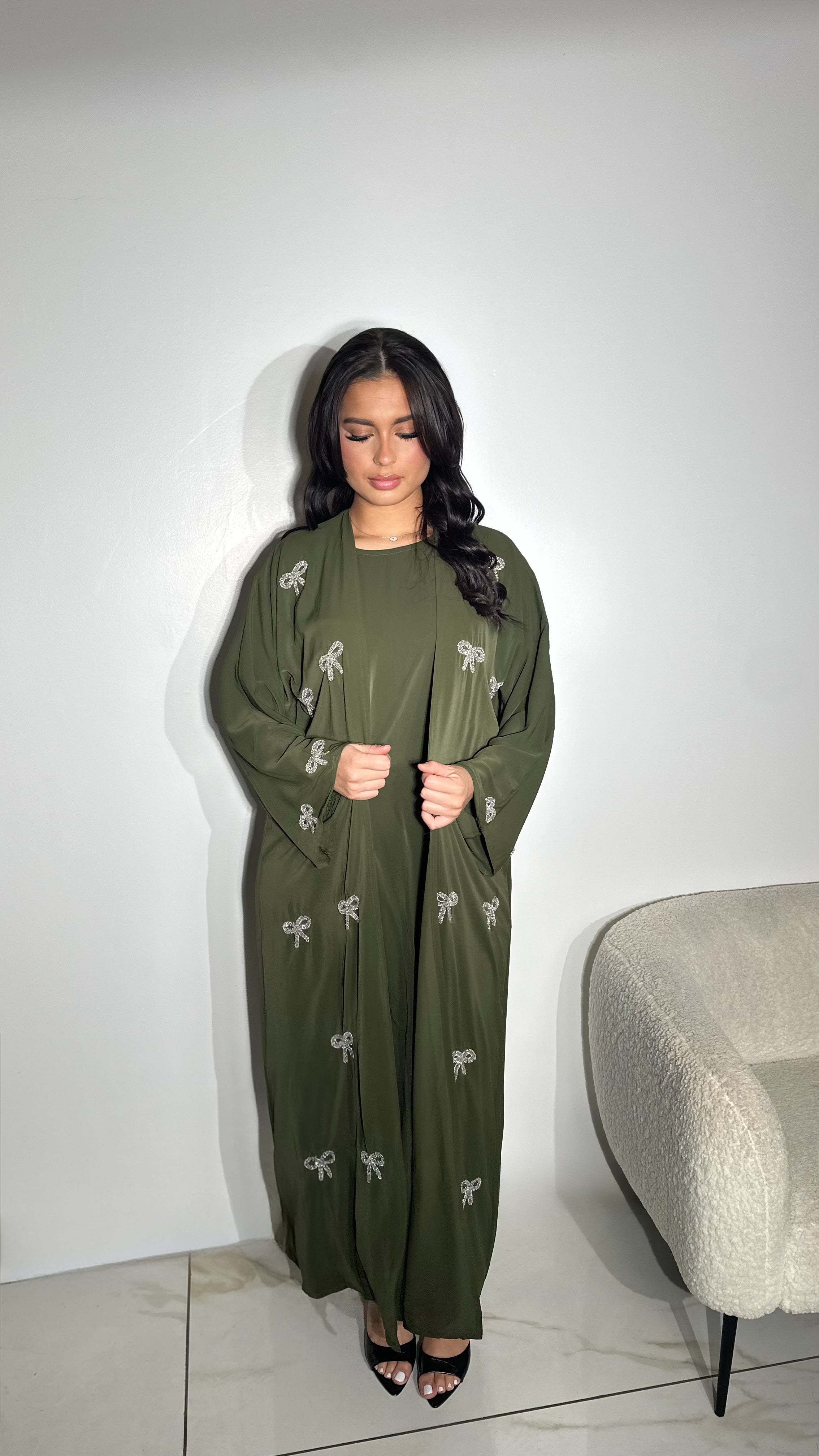 Satin premium, fluide et brillant
Noeuds argentés cousus à la main sur tout le kimono
Sous robe satinée incluse
Voile assorti
Ceinture ton sur ton
Confectionnée à Dubaï Abaya couture