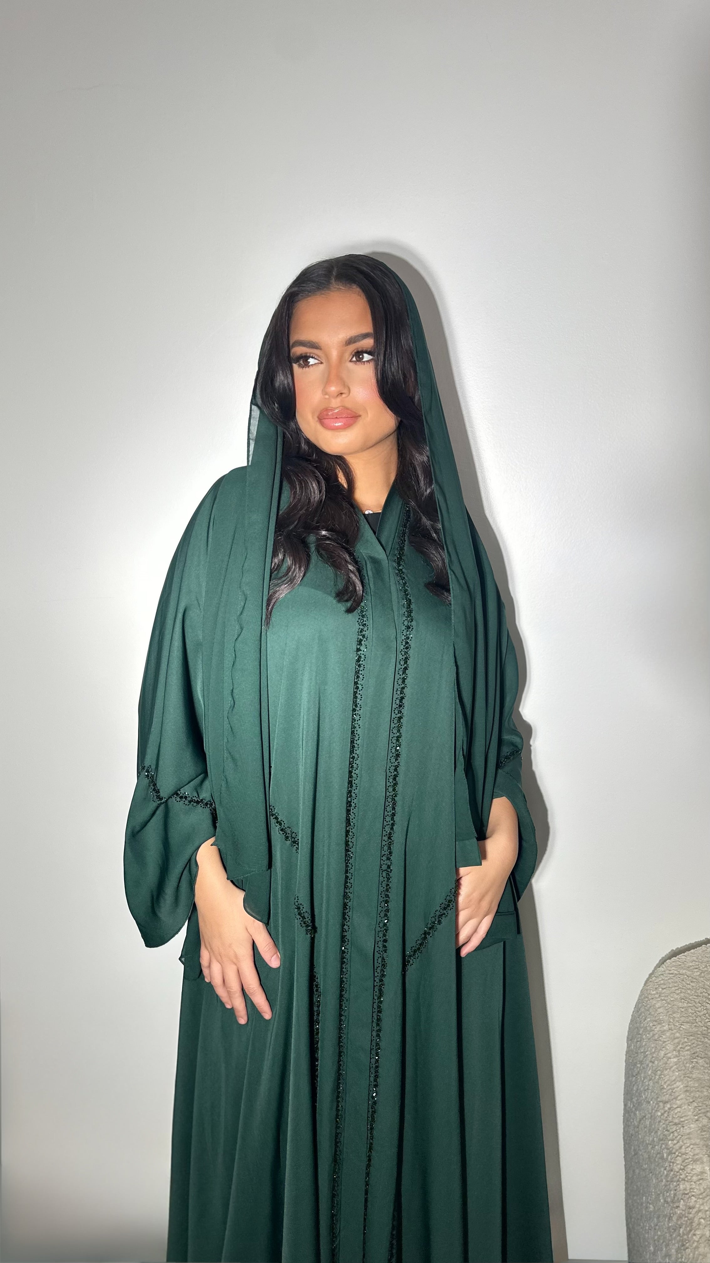 Tissu satin fluide et brillant à la coupe évasée
Manches amples décorées de perles cousues à la main
Voile assorti intégré
Confectionnée à Dubaï