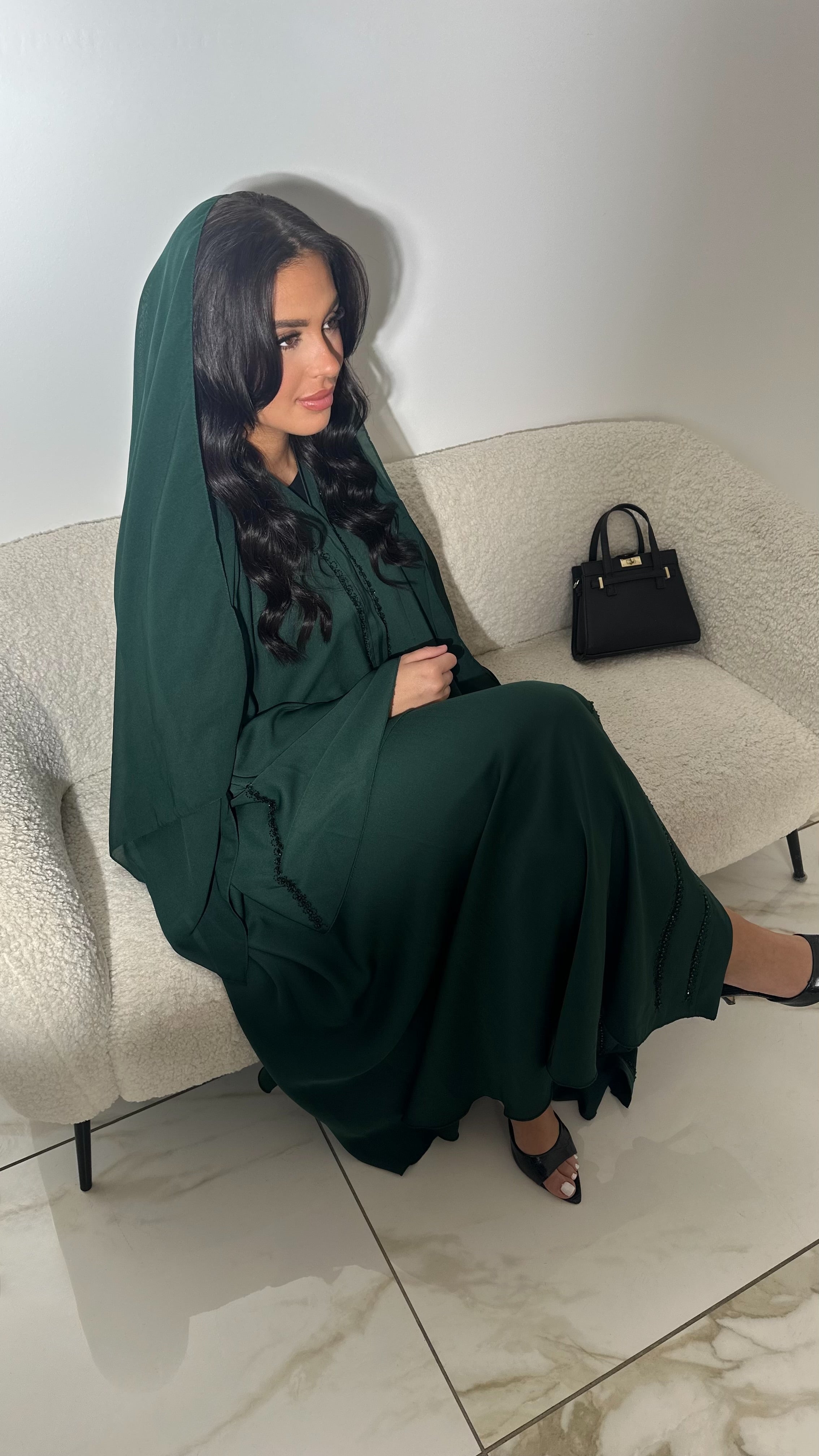 Tissu satin fluide et brillant à la coupe évasée Manches amples décorées de perles cousues à la main Voile assorti intégré Confectionnée à Dubaï Emeraude 