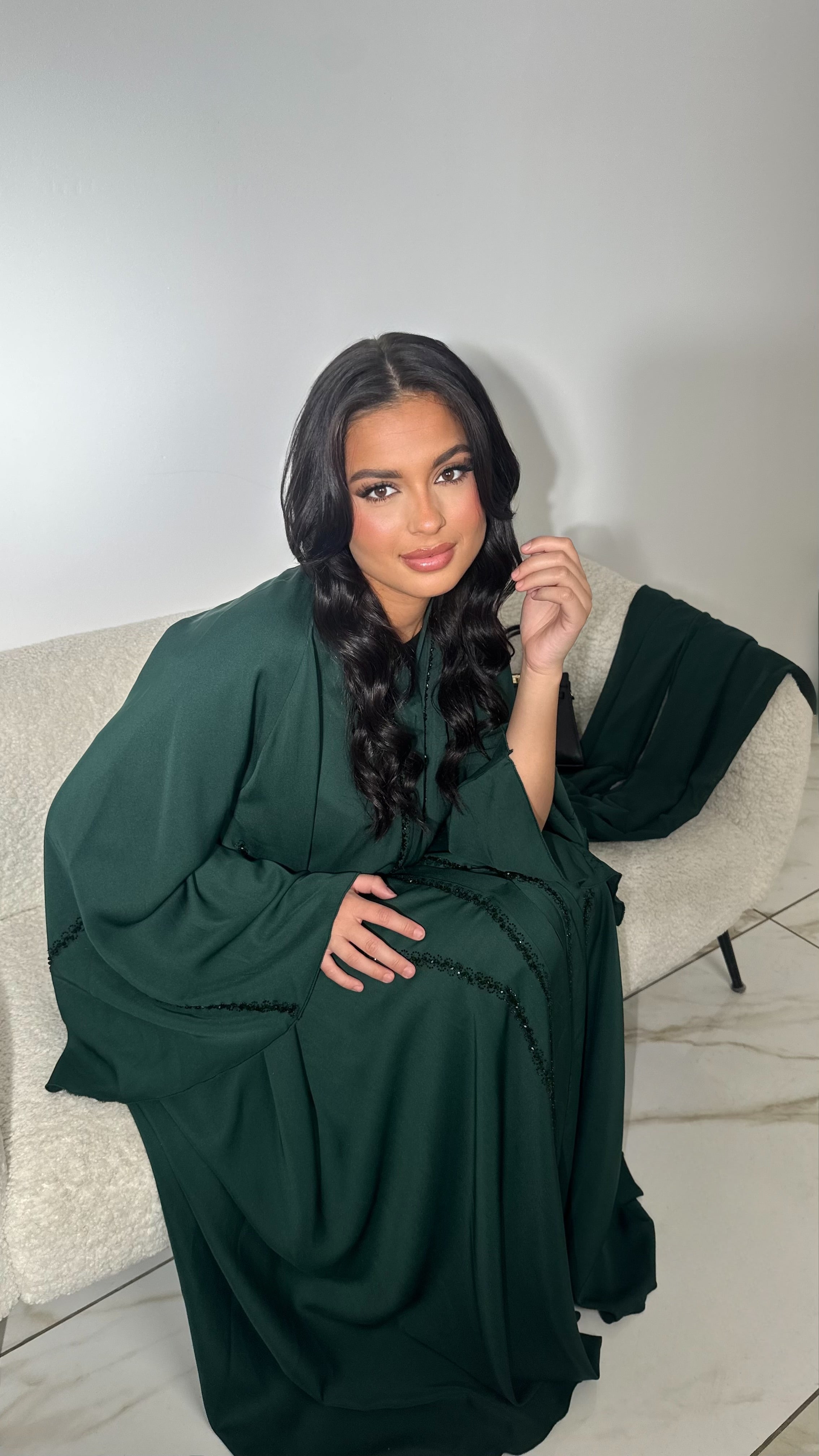 Tissu satin fluide et brillant à la coupe évasée Manches amples décorées de perles cousues à la main Voile assorti intégré Confectionnée à Dubaï vert Emeraude 